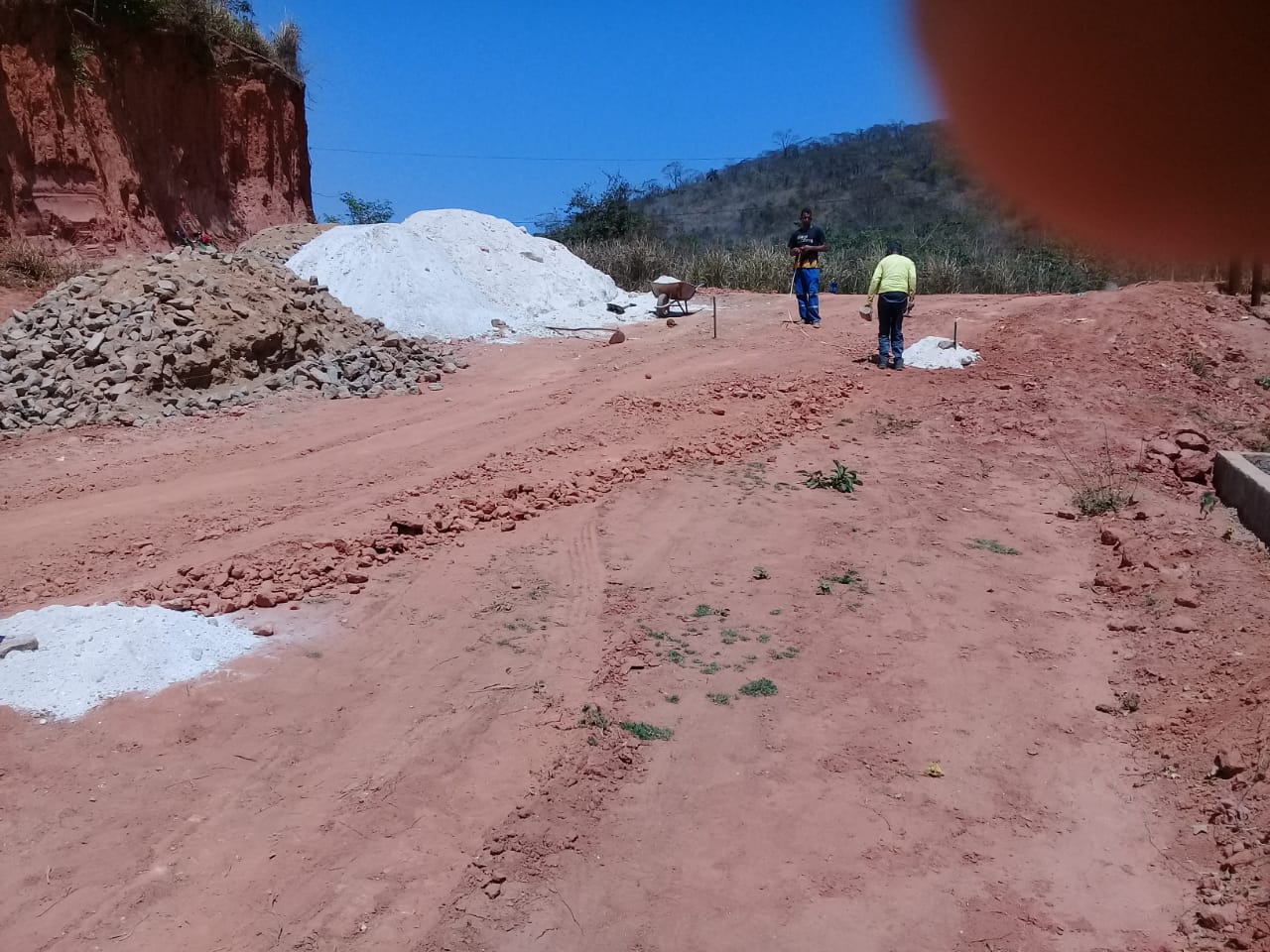 CALÇAMENTO DA ESTRADA QUE ENTRE PARA O CÓRREGO TABAT...