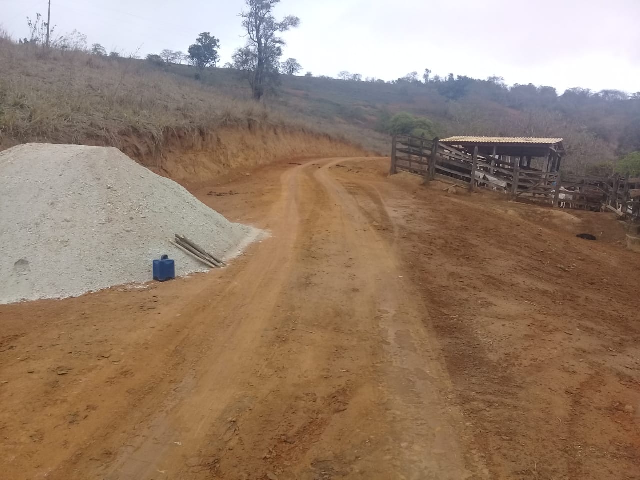 CALÇAMENTO DO MORRO SITUADO NA ENTRADA DO CÓRREGO RO...