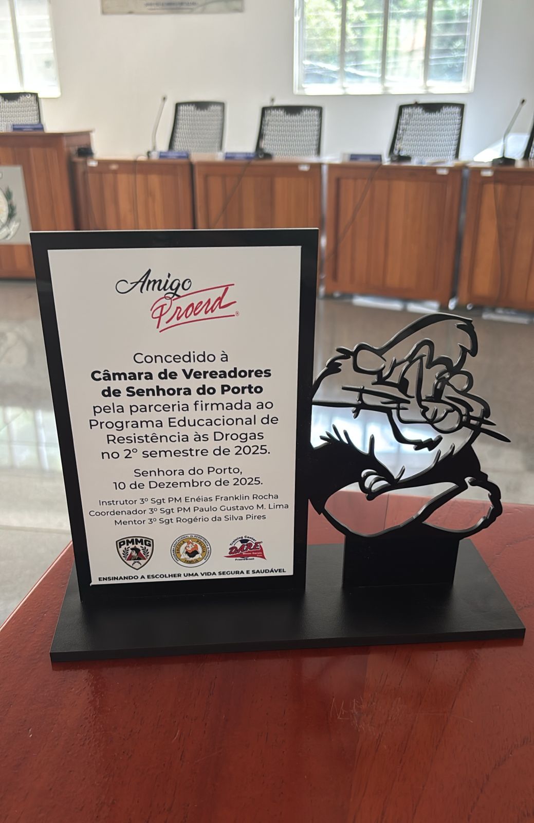 CÂMARA MUNICIPAL RECEBE TROFÉU AMIGO PROERD