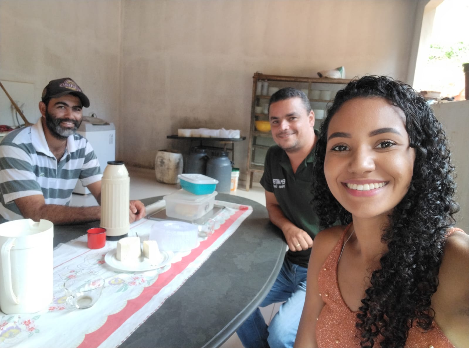 MÉDICA VETERINÁRIA DO CIDASG REALIZOU VISITA AOS PRO...