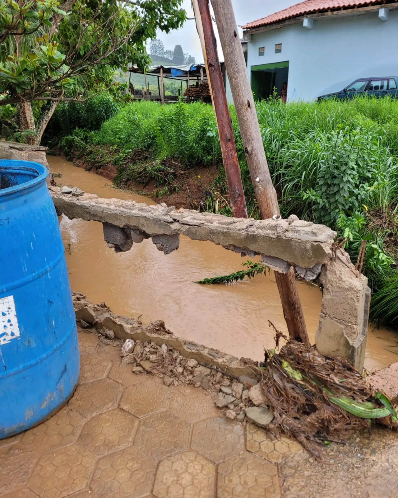 CABEÇA D'AGUA ATINGE RIO QUE ATRAVESSA A CIDADE , E ...