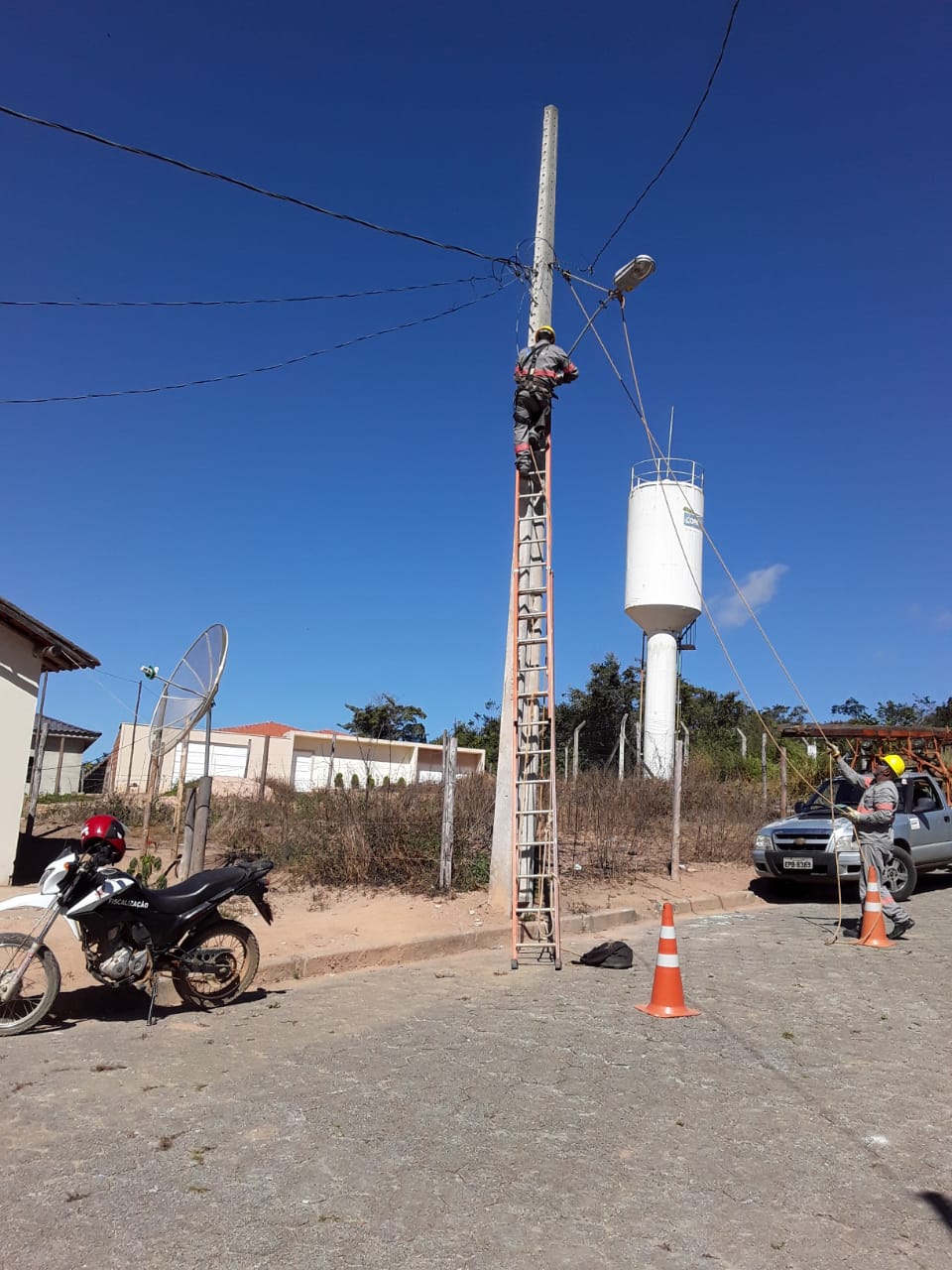 PREFEITURA MUNICIPAL INSTALOU LUMINÁRIAS EM DIVERSOS...