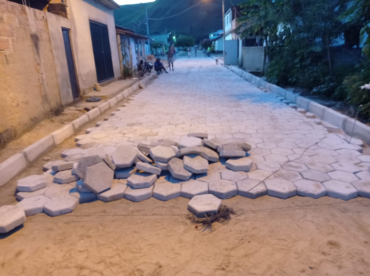 OBRAS DE CALÇAMENTO AVANÇAM EM NOVO HORIZONTE
