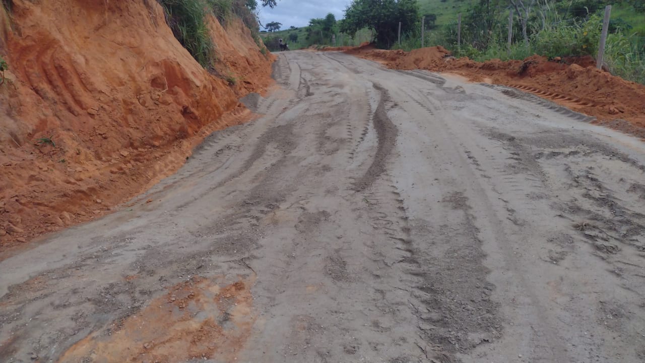 PREFEITURA MANTÊM OBRAS DE MANILHAMENTO E RECUPERAÇÃ...