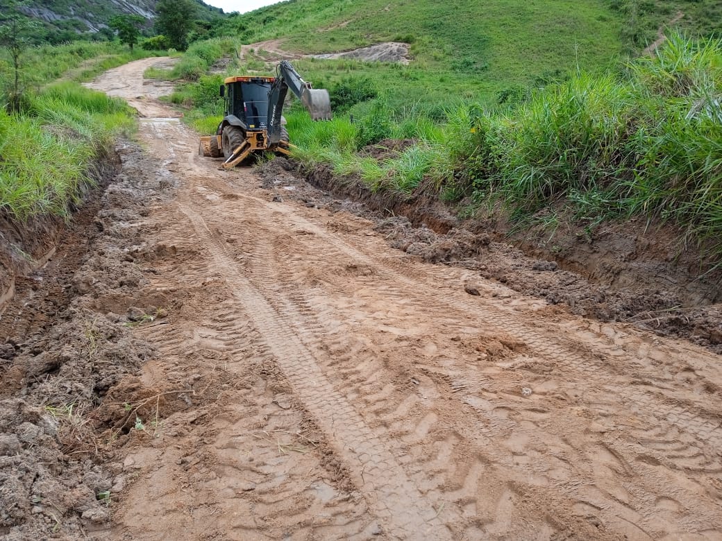 PREFEITURA TRABALHA NA DESOBSTRUÇÃO DE ESTRADAS ATIN...