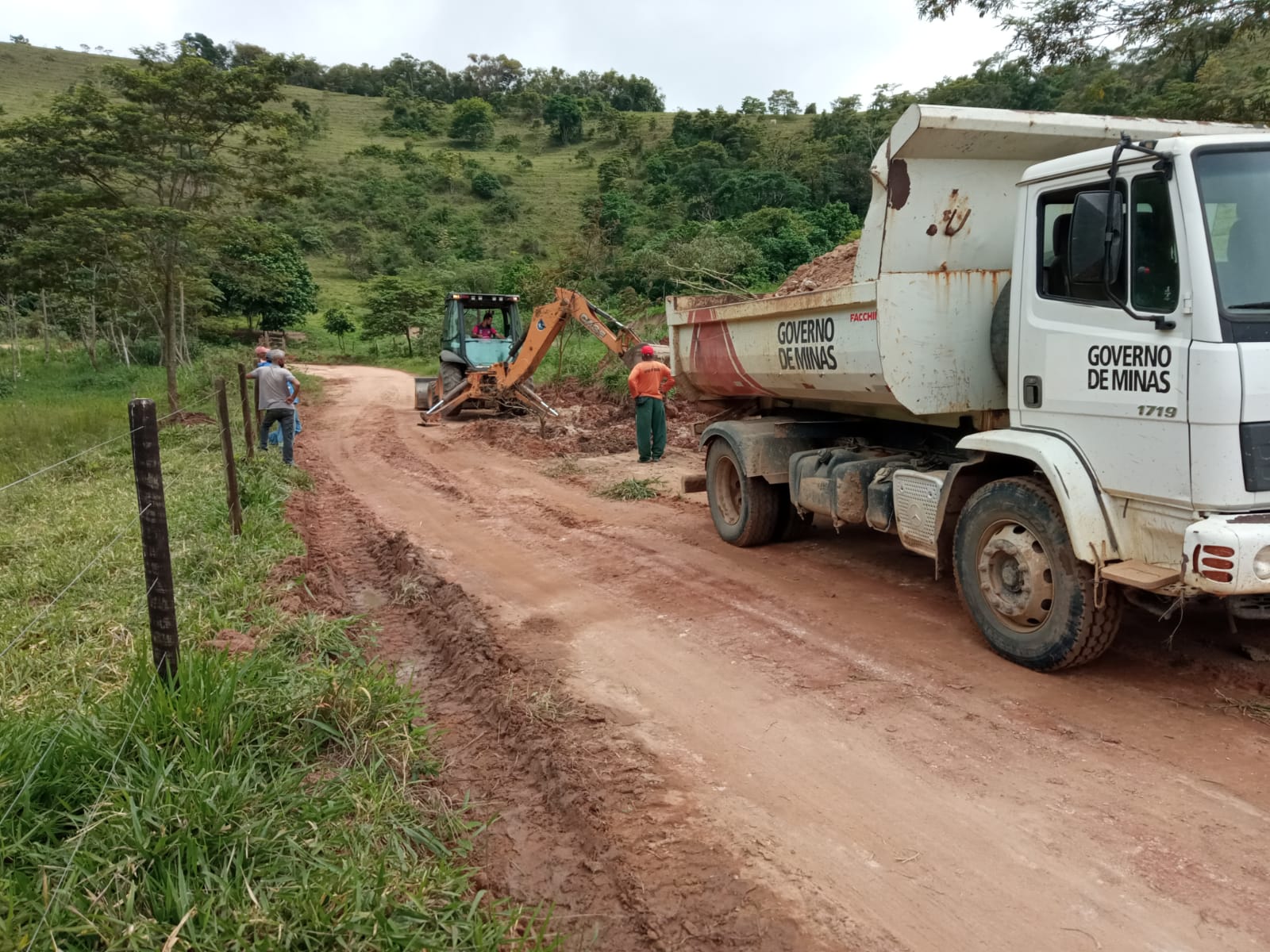 PREFEITURA TRABALHA NA RECUPERAÇÃO DE ESTRADAS APÓS ...