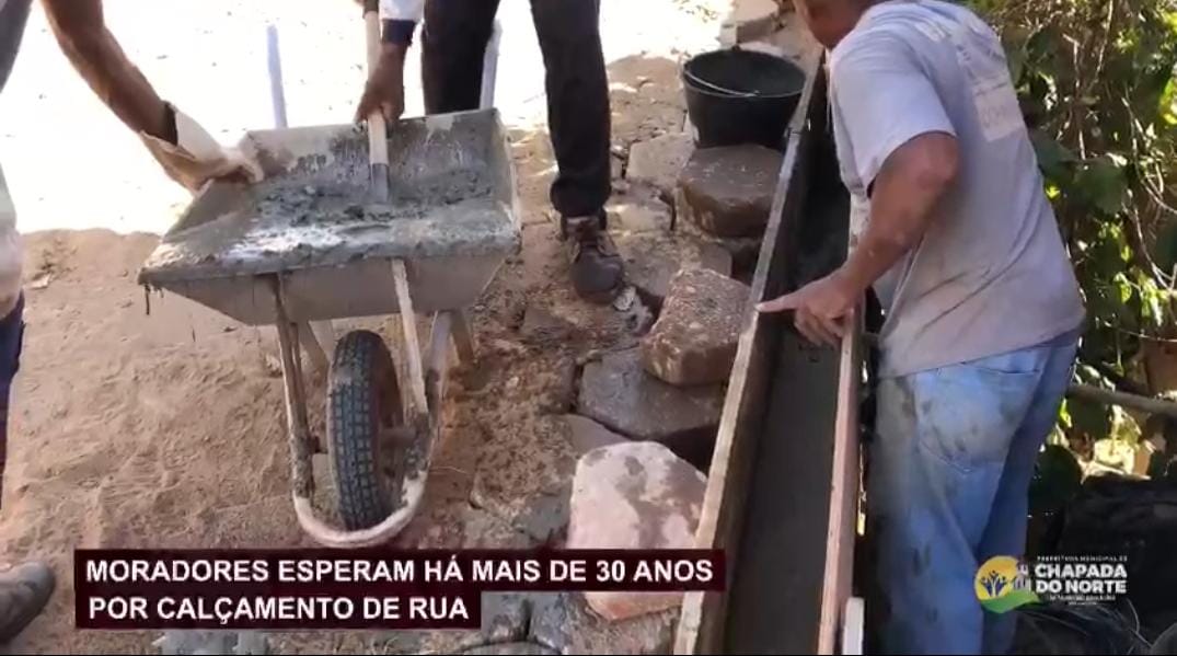 ATRAVÉS DA SECRETARIA DE OBRAS, A PREFEITURA ESTÁ RE...