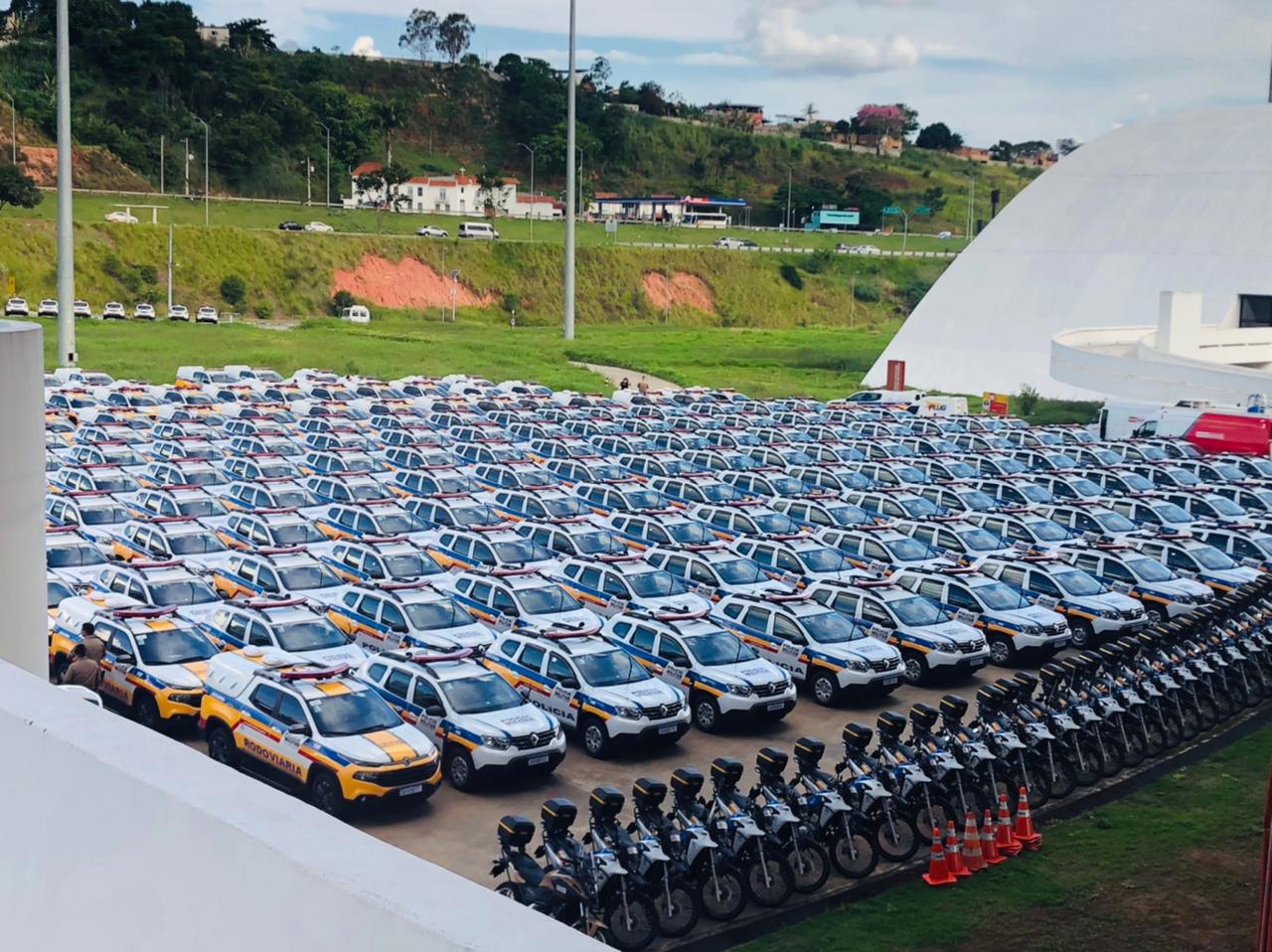 PREFEITO LEANDRO CONSEGUIU UMA VIATURA 4X4 PARA CHAP...