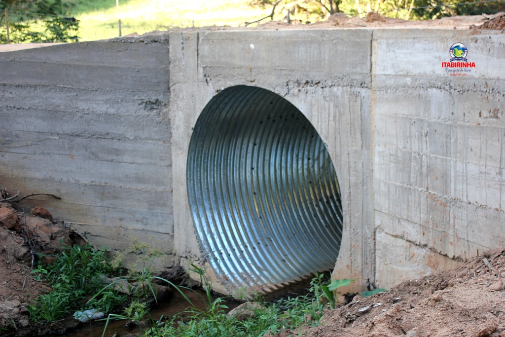 PREFEITURA CONSTRÓI PONTE NO CÓRREGO SUMIDOURO