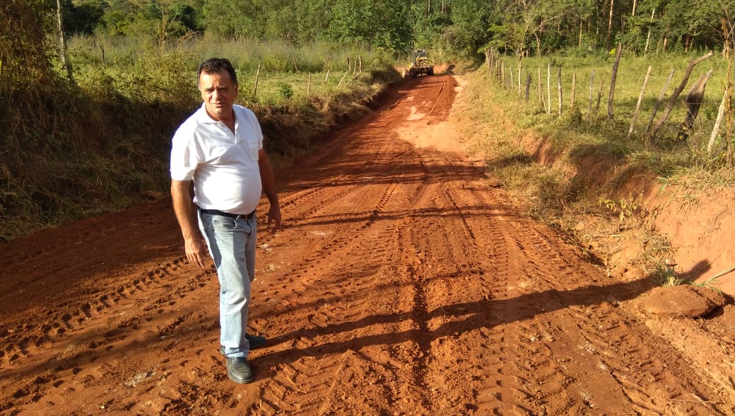 PREFEITO VISITA OBRAS EM CÓRREGO SÃO PEDRO