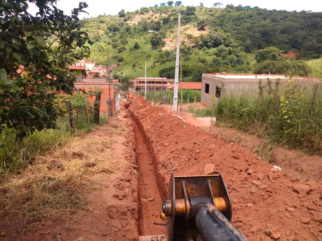 REDE DE ESGOTO CONSTRUÍDA NA RUA MANUEL MENDONÇA