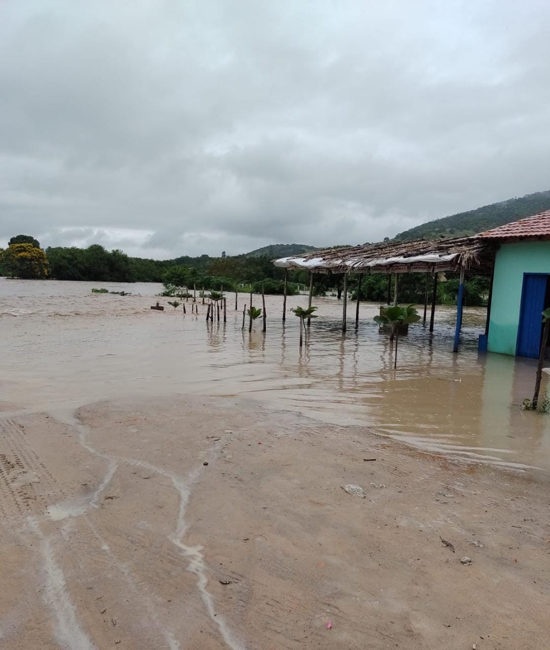 FAMÍLIAS QUE SOFRERAM COM FORTES CHUVAS EM SANTA MAR...