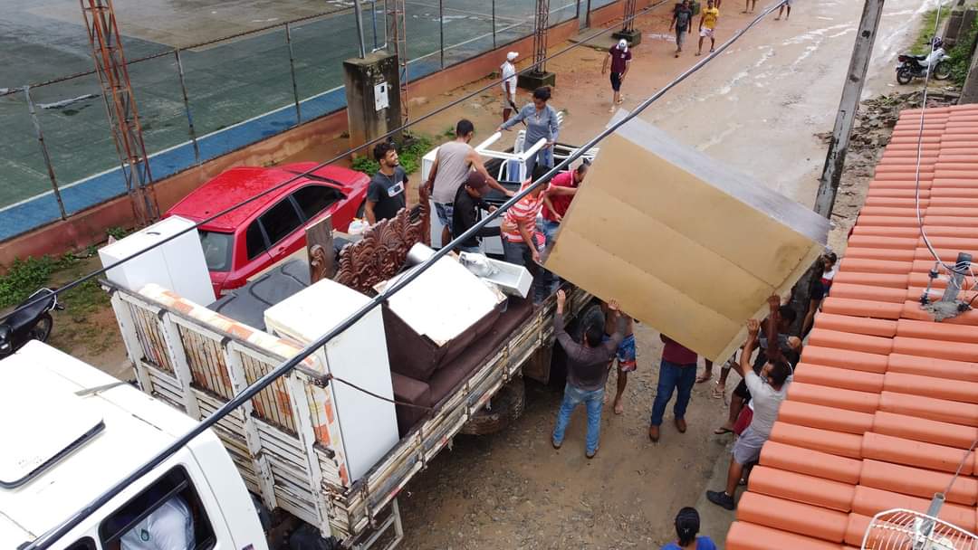 FAMÍLIAS QUE SOFRERAM COM FORTES CHUVAS EM SANTA MAR...