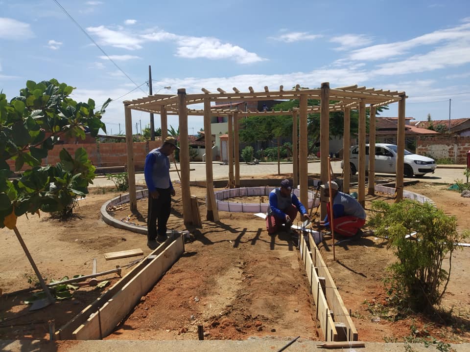 PREFEITURA DA INÍCIO A CONSTRUÇÃO DA PRAÇA NO BAIRRO...