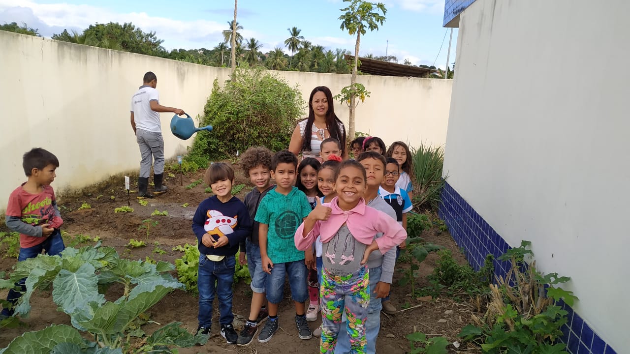 A TURMINHA DA PRO INFÂNCIA VOLTA A HORTA E VEEM O RESULTADO DE SUA SEMENTINHAS. A TURMINHA DA PRO INFÂNCIA VOLTA A HORTA E VEEM O RESULTADO DE SUA SEMENTINHAS.